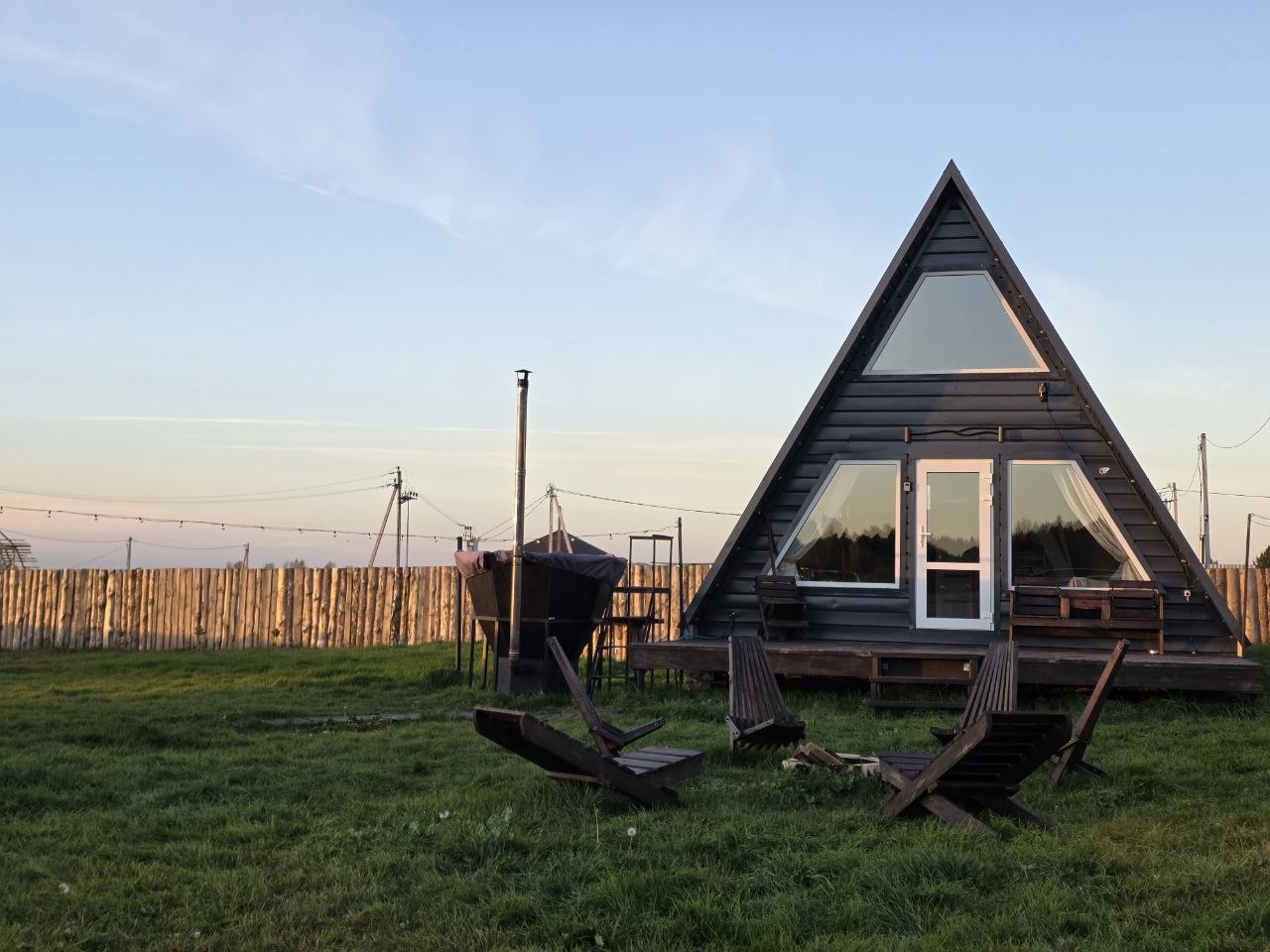 A-frame дом у реки